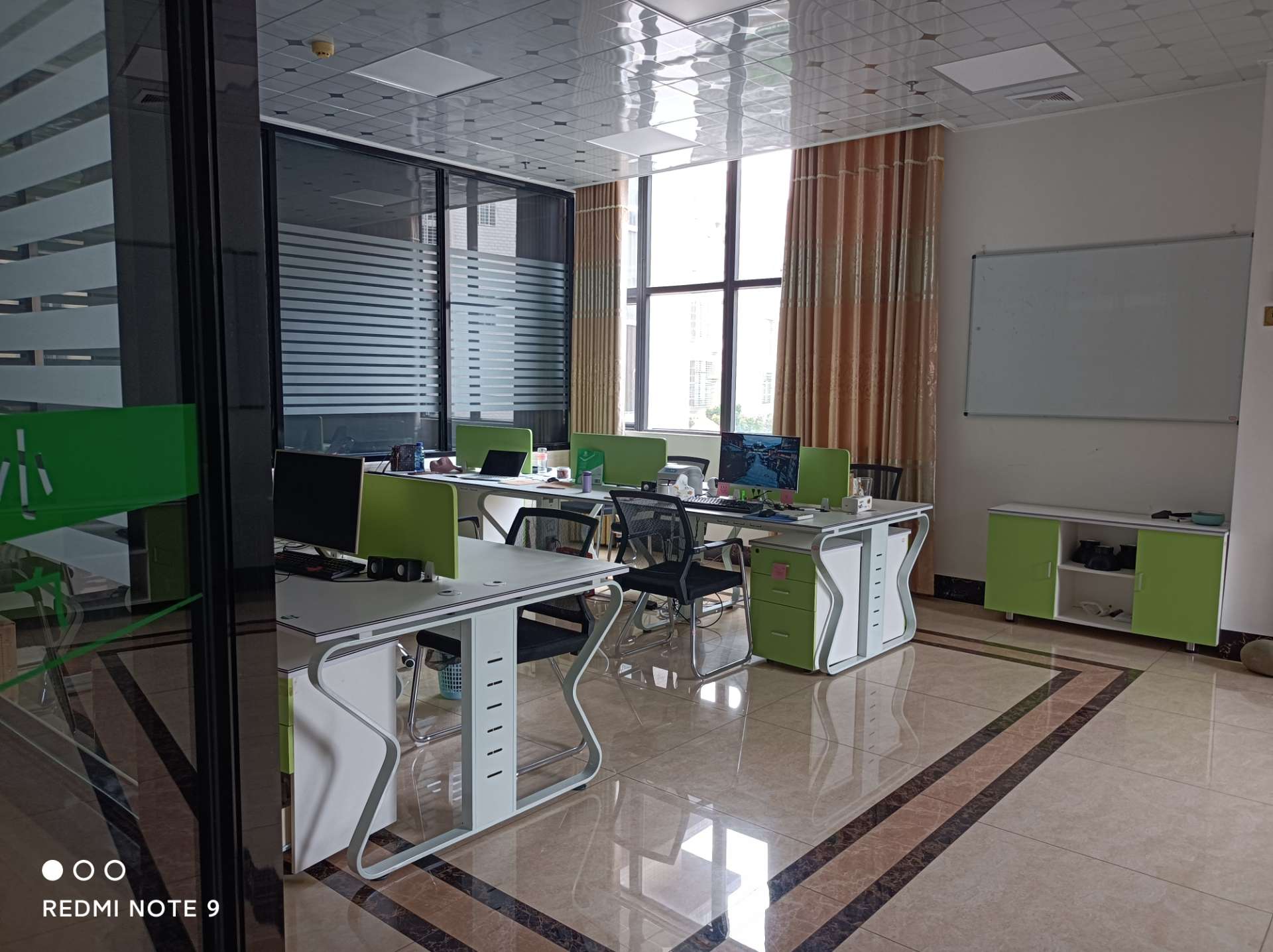 公司是一家线上 线下实体相互结合的企业,公司待遇丰厚,环境优美,气氛